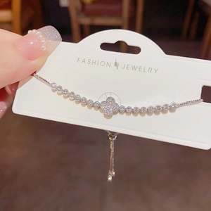 Funkelndes Zirkon-Vierblatt-Kleeblatt-Armband in Silber, verstellbar mit praktischem Zugverschluss
