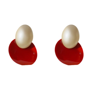 Boucles d'oreilles vintage avec perles nacrées ovales et pendentifs rouges brillants laqués