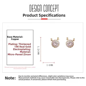 Dettaglio di orecchini a perno cervo in rame placcato oro 14K con zirconi micro-incastonati