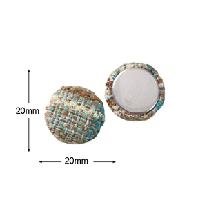 Detaillierte Makroansicht eines 20 mm runden Tweed-Knopfes mit blau-beigem Webmuster