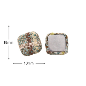 Detail von 18mm quadratischen Tweed-Stoffknöpfen mit blau-braun gewebter Textur für DIY