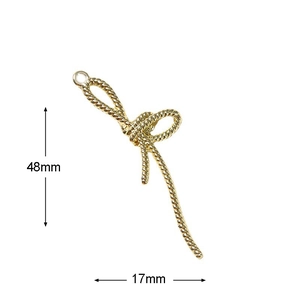 Detailweergave van een gouden metalen strikhanger van 48x17mm met een gedraaide textuur
