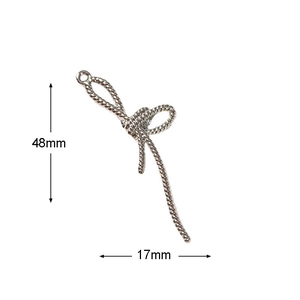 Detail van zilveren gedraaide metalen hanger van 48mm bij 17mm voor DIY-sieraden maken