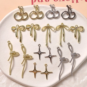 DIY sieradenhangers met kers-, strik- en stervormen in goudkleurige en zilveren legering