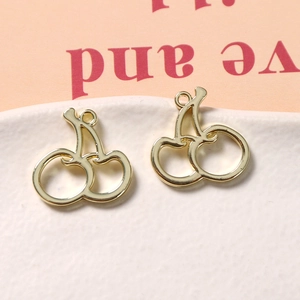 Macro-opname van gouden kersen metalen hangers voor DIY-sieraden maken en accessoires