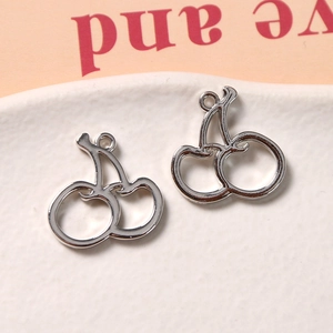 Detail van twee zilveren kersenhangers van metaal voor DIY-sieraden en haaraccessoires