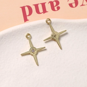 Macro-opname van vergulde stervormige hangers met glinsterende strassteentjes voor DIY-sieraden