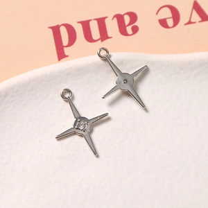 Detail van zilveren sterhangers met zirkoon voor DIY sieraden maken accessoires
