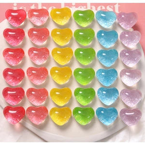 Ciondoli a cuore in resina trasparente glitterata per fai-da-te in layout a griglia