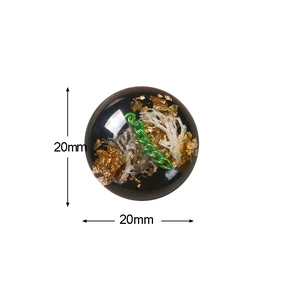 Dettaglio sfera in resina 20mm con foglia d'oro e catena verde per gioielli fai-da-te