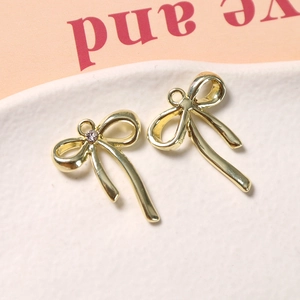 Macro-opname van gouden strikhangers met paars kristal voor DIY sieraden maken