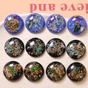 Cabochon in resina con foglia d'oro e petali per gioielli fai-da-te e artigianato