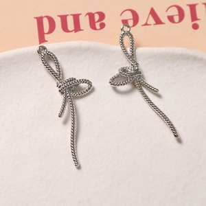 Gedetailleerde macro-opname van zilveren metalen knoopbedels voor DIY-sieraden en accessoires