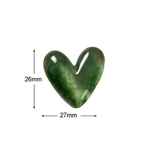 Détail d'un pendentif cœur en résine marbrée verte de 27mm avec texture d'encre