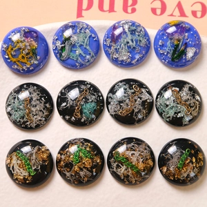 Dettaglio di 12 cabochon in resina con foglia d'oro, catene e fiori essiccati