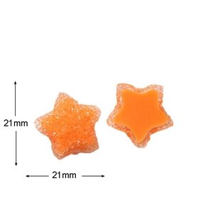 Detailansicht von 21mm orangefarbenen Stern-Harzanhängern für DIY-Schmuck mit Textur