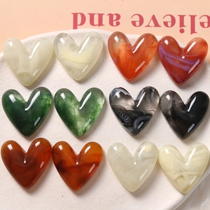 Détail macro de cœurs en résine en forme de V avec texture marbrée de couleurs