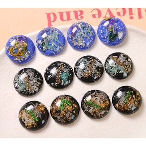 Dettaglio di cabochon in resina con foglia d'oro e catene per la creazione di gioielli