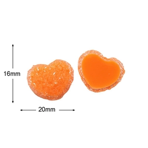 Makroansicht von 20mm orangefarbenen Herz-Anhängern aus Harz mit Zucker-Textur