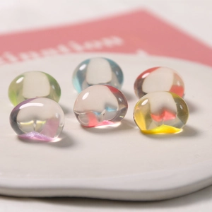 Primo piano di ciondoli a cuore in resina glitterata in sei colori per accessori fai-da-te