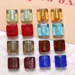 Makro-Detail von bunten quadratischen Glasperlen mit Goldfolie im Inneren für DIY-Schmuck