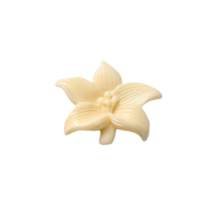 DIY cream daisy flower resin accessory with 3D petals for earrings and phone cases