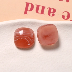 Details von quadratisch abgerundeten 18mm Harz-Cabochons mit Marmoreffekt und glatter Textur