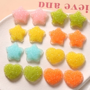 Bunte harzbeschichtete Herz- und Sternanhänger für DIY-Schmuck und Bastelarbeiten
