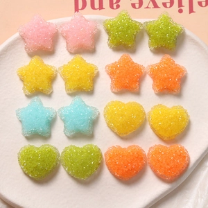 Bunte, zuckerbeschichtete Herz- und Sternanhänger aus Harz für DIY-Haarschmuck und Basteln