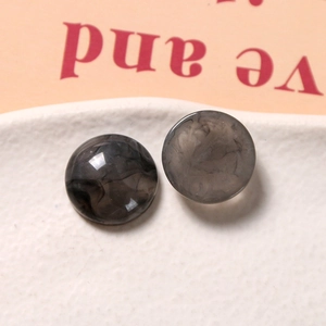 Makroaufnahme von 18mm Kunstharz-Cabochons mit grauer Marmortextur und Glanzeffekt