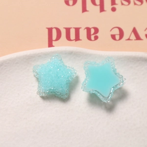 Nahaufnahme eines hellblauen Stern-Resin-Anhängers mit Kristalltextur für DIY-Bastelarbeiten