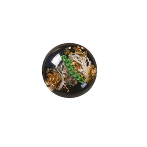 Pendaglio rotondo in resina con foglia d'oro e catena verde in nero traslucido