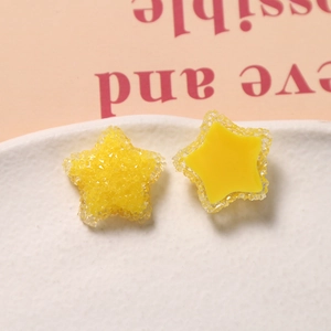 Makroansicht der Vorderseite mit Zuckertextur und glatter Rückseite der gelben Stern-Deko