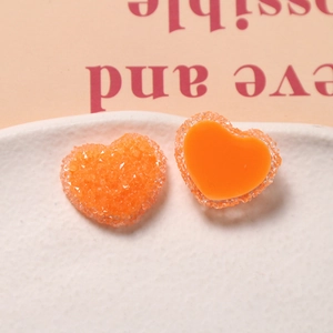 Detail von orangefarbenen Herz-Harzanhängern mit Zucker-Frosting-Textur für DIY-Schmuck