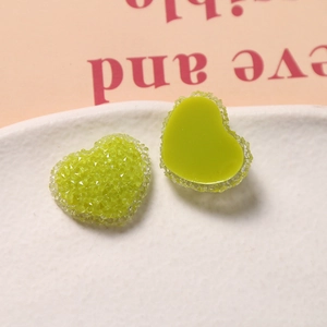 Nahaufnahme limonengrüner Herz-Harzanhänger mit Zucker-Textur für DIY-Schmuckherstellung