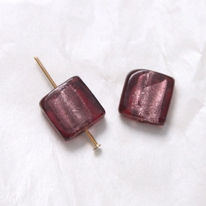 Detail von 12mm burgunderroter quadratischer Glasperle mit lila Folie für DIY-Schmuck