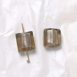Detailansicht bernsteinfarbener Glasperlen mit Silberfolie für DIY-Schmuckherstellung
