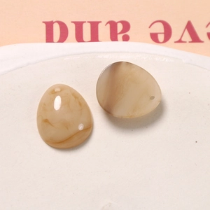 Detailansicht von Harzanhängern in Tropfenform mit Marmormuster für DIY-Ohrringe