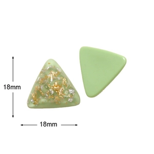 Détail de breloques triangles en résine 18mm avec feuille d'or et finition vert menthe