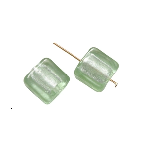 Quadratische grüne Glasperlen mit Glitzer und Goldnadel für DIY-Schmuckherstellung