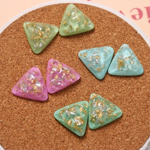 Pendentifs en résine triangle à ondulations avec feuilles d'or et d'argent pour bijoux