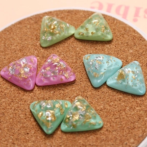 Pendentifs triangulaires en résine avec feuilles d'or et d'argent en tons pastel