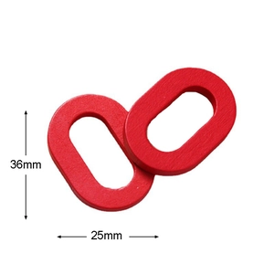 Makro-Detail roter ovaler Holzanhänger mit Maßen 36mm x 25mm für DIY-Schmuckzubehör