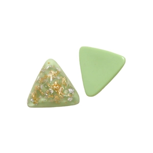 Pendentifs triangles en résine verte avec feuilles d'or et finition mate pour bijoux