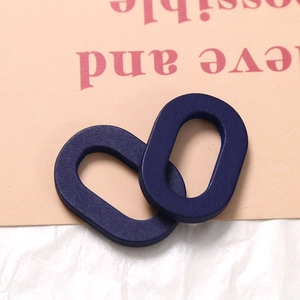 Detailansicht matter dunkelblauer ovaler Holzanhänger für DIY-Schmuck und Bastelarbeiten