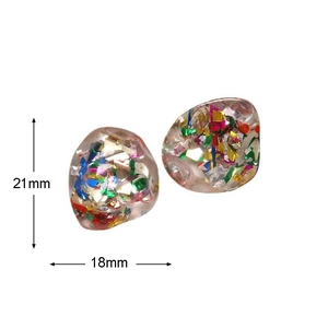 Detail view of irregular resin earrings with colorful sequins and dimensions 21x18mm
