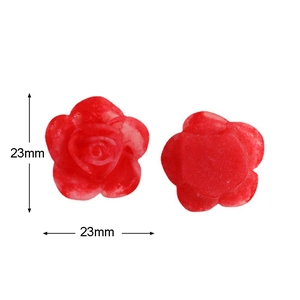 Vista macro detallada de dijes de rosas rojas mate de 23mm para la creación de joyería