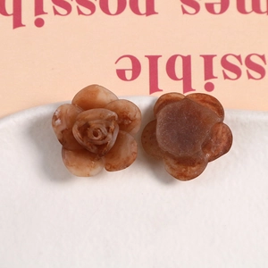 Detalle macro de rosas de resina jaspeada color café para joyas y pinzas de cabello