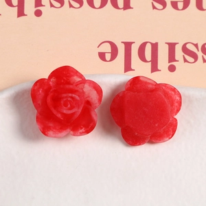 Vista detallada de rosas de resina jaspeada roja para la creación de joyas hechas a mano