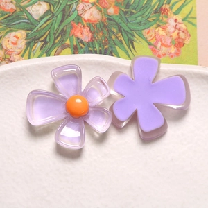 Vue macro de breloques en résine en forme de pétales pour bijoux DIY aux tons violets doux